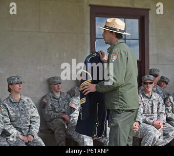 Fort Laramie National Historic Site Park Guide Hunziger, zeigt Wyoming Army National Guard medizinische Abteilung Soldaten ein mid-1800 s Army Medic einheitliche während einer Tour auf dem ehemaligen Armee Außenposten. (Wyoming Army National Guard Foto von Sgt. 1. Klasse Jimmy McGuire) Stockfoto
