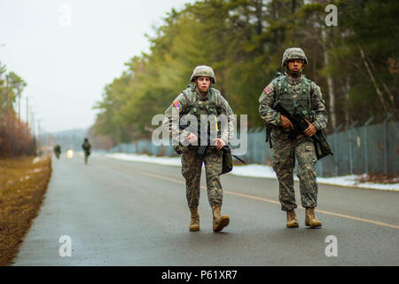 PFC-Beau Oestreich, Vertreter der 103 Sustainment Command (auslandseinsätze) und SSG William Washington, das der Armee finden Sustainment Command, März gemeinsam für einen Teil des 10-Mile ruck März darstellt. Die beiden Wettbewerber sind in den 377. Theater Sustainment Command besten Krieger Wettbewerb, hielt diese Woche vom 4. April - 7. Sie sind unter den 11 Soldaten für die 377 Theater Sustainment Command besten Krieger Titel und die Möglichkeit, den Befehl an die US Army Reserve Command Wettbewerb in Fort Bragg, N.C. zu vertreten, Mai 1-7, 2016 (U.S. Armee Foto von SPC-Tien Ngo/freigegeben) Stockfoto