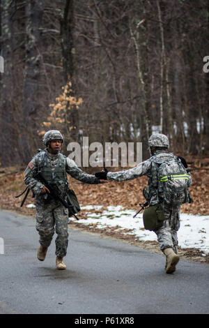 SSG William Washington und SPC Christian Rodriguez gegenseitig ermutigen während der Ruck März, Teil des 377. Theater Sustainment Command besten Krieger Wettbewerb. Sie sind beide unter 11 Soldaten für die 377 Theater Sustainment Command besten Krieger Titel und die Möglichkeit, den Befehl an die US Army Reserve Command Wettbewerb in Fort Bragg, N.C. zu vertreten, Mai 1-7, 2016. (U.S. Armee Foto von SPC-Tien Ngo/freigegeben) Stockfoto