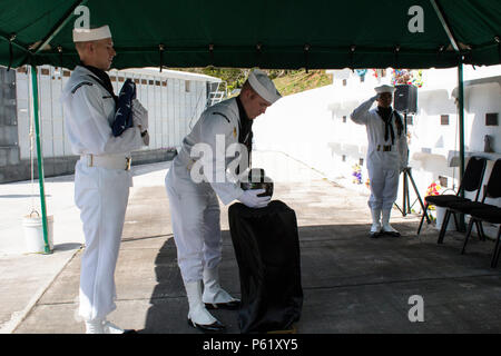 SANTA Rita, Guam (1. April 2016) - drei Segler und Flieger aus der gemeinsamen Region Marianen (Jrm) Beerdigung Ehrungen durchgeführt bei einer Beerdigung für eine Guam Veteran, am 1. April an der Guam Veteranen Friedhof. Segler und Flieger widmen ihre Zeit zum Ehren zu Veteranen und ihre Familien bei Begräbnissen auf der Insel zur Verfügung zu stellen, die Durchführung von durchschnittlich vier pro Monat. (Erschienen/Jeff Landis, Major, USMC (Ret.), Direktor für Öffentliche Angelegenheiten/Kommunikation, Naval Base Guam) Stockfoto