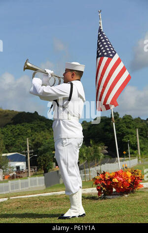 SANTA Rita, Guam (8. April 2016) - ein Seemann aus der gemeinsamen Region Marianen (Jrm) Beerdigung ehrt Detail spielte 'Wasserhähne' bei einer Beerdigung für eine Guam Veteran im Guam Veteran-kirchhof vor kurzem. Segler und Flieger widmen ihre Zeit zum Ehren zu Veteranen und ihre Familien bei Begräbnissen auf der Insel zur Verfügung zu stellen, die Durchführung von durchschnittlich vier pro Monat. (Erschienen/Master at Arms 3. Klasse Kiley Herrera) Stockfoto