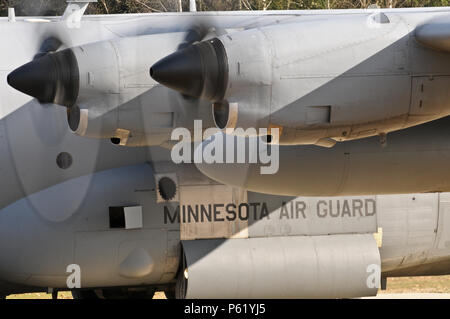 Ein Minnesota Air Guard C-130 unterstützt in der Luft - Land mit Special Forces Soldaten des 20 Special Forces Group, operative Trennung ein 2225 während Sabre Kreuzung 16, April 6, 2016. Die Übung, bei der Gemeinsamen multinationalen Readiness Center in Hohenfels, Deutschland, 31. März - 24. April 2016 stattfand, wurde entwickelt, um die Bereitschaft der US-Army Europe 173rd Airborne Brigade Unified land Operationen durchzuführen und Interoperabilität in einer gemeinsamen, multinationalen Umfeld fördern zu bewerten. Sabre Ausfahrt 16 umfasst fast 5.000 Teilnehmer aus 16 Nationen der NATO und der Europäischen Partner. (U.S. Armee Stockfoto