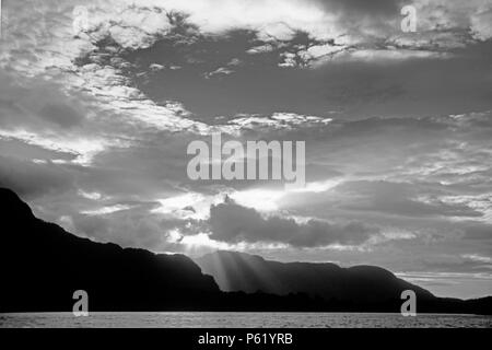 Sonnenuntergang über den gemäßigten Regenwald des nördlichen Patagonien, wie sie den pazifischen Ozean trifft - CHILE Stockfoto