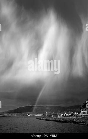 DOUBLE RAINBOW und fallender Regen in PUERTO NATALES - Patagonien, Chile Stockfoto