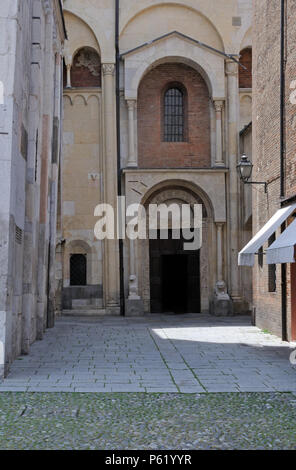 Modena Winkel! Weder die Kirche noch die angrenzenden Campanile, der ghirlandina, sind durch irgendwelche Mittel gerade in Modena, Emilia-Romagna, Italien Stockfoto