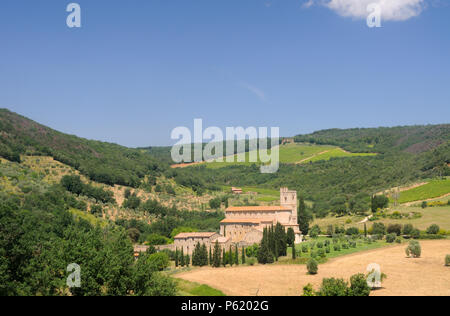 Die Abtei von Sant'Antimo, in der toskanischen Landschaft in der Nähe von Montalcino, Toskana, Italien Stockfoto