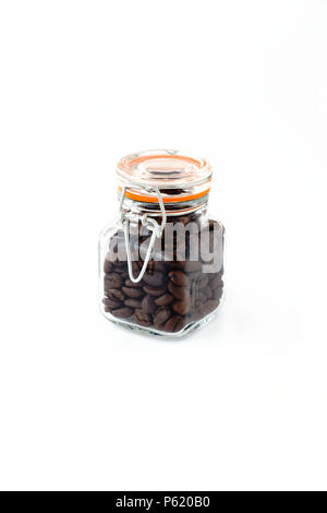 Mini Einmachglas mit Kabelklemme Verschluss mit gerösteten Kaffeebohnen auf weißem Hintergrund dargestellt. Stockfoto