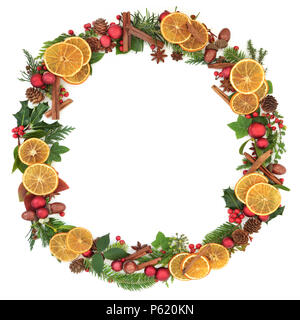 Weihnachten Kranz Kranz mit getrockneten Früchten, Gewürzen, rot Christbaumkugel Dekorationen, natürliche winter Blatt Zweige, Stechpalme Beeren, Eicheln und Tannenzapfen auf Weiß ba Stockfoto