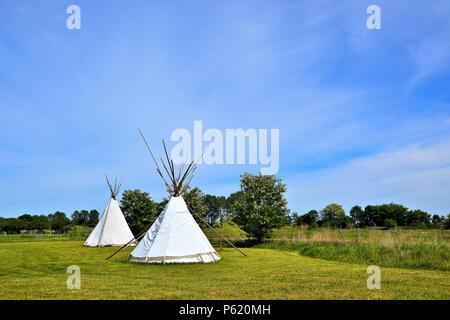 Indische Zelte auf einer Wiese auf einem Campingplatz in Bertingen in Deutschland Stockfoto
