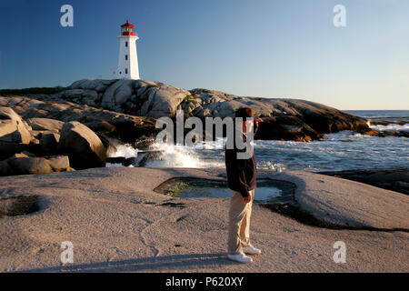 Ein Mann steht das Wasser heraus suchen, beobachten und auf etwas warten. Stockfoto
