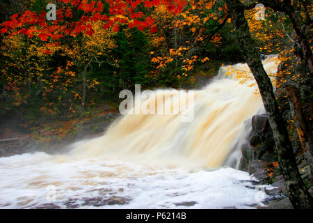 Mary Ann fällt bei Hochwasser nach einem Herbst Regensturm. Das ist in der Cape Breton Highlands National Park Stockfoto