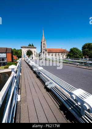 Marlow Bridge Suspension Bridge über die Themse, entworfen von William Tierney Clark, mit allen Heiligen Kirche, Marlow, Buckinghamshire, England, Vereinigtes Königreich, Stockfoto