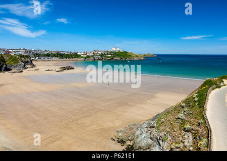 Atemberaubenden blauen Himmel mit Blick auf die Great Western Beach Newquay Cornwall England UK Europa Stockfoto