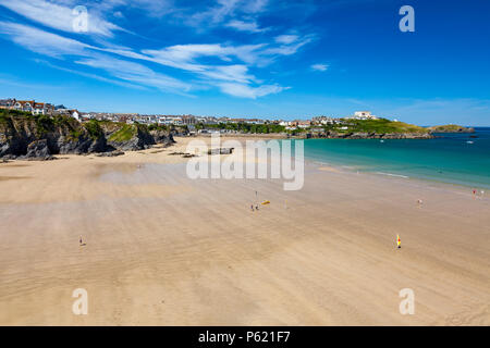 Atemberaubenden blauen Himmel mit Blick auf die Great Western Beach Newquay Cornwall England UK Europa Stockfoto