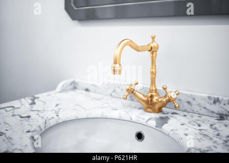 Badezimmer mit Waschbecken und klassischen nterior classic Retro Stil goldenen Wasserhahn Stockfoto