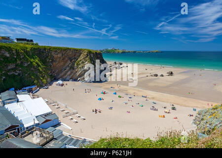 Beeindruckenden blauen Himmel über Lusty Glaze Strand Newquay Cornwall England UK Europa Stockfoto