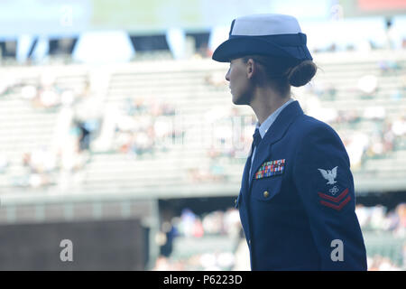 Petty Officer 2nd class Emily Siglin, ein Elektriker mate in Seattle stationiert, Blick auf das Stadion beim Verlassen des Feldes nach der Eröffnung der 14. jährlichen der Seeleute Salute an Streitkräfte, die Nacht im Safeco Field, April 9th, 2016 Teilnehmenden. Siglin, zusammen mit drei anderen Coast Guard Mitglieder, vertreten die Niederlassung bei base line Einführungen der Zeremonie. U.S. Coast Guard Foto von Petty Officer 3. Klasse Amanda Norcross. Stockfoto