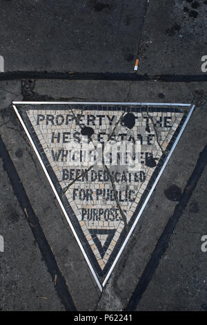 NEW YORK, NY - 28. Juni: Eigentum des Hess Estate - Fliesen Mosaik Dreieck in 1922 platziert Sieg von David Hess über die Stadt Regierung ov zu gedenken. Stockfoto