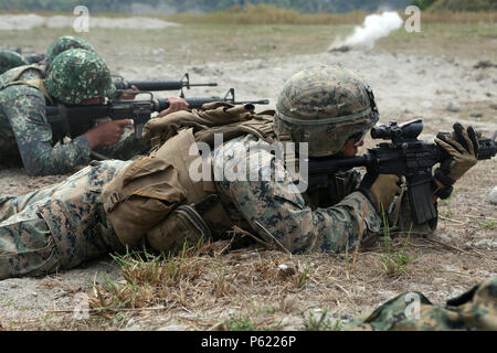 Us Marine Cpl. Jakob D. Befugnisse Sehenswürdigkeiten in auf seinem Ziel neben seiner philippinischen Amtskollegen zu einem Schießstand im Crow Valley, Philippinen, während Balikatan 16, April 6, 2016. Befugnisse von Greeneville, Tennessee und derzeit in den 2 Bataillon 2. Marine Regiment zugeordnet. In diesem Jahr wird die 32. Iteration von Balikatan, wo US-service Mitglieder weiter" Schulter-zu-Schulter" mit Mitgliedern der Streitkräfte der Philippinen kombinierten Bereitschaft zu Krisen und Konflikten über die Indo-Asia zu erhöhen - Pazifik Region. (U.S. Marine Corps Foto von Cpl. Ashton Buckingham/Freigegeben) Stockfoto