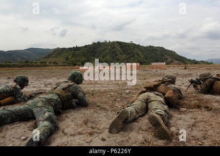 Us Marine Cpl. Jakob D. Befugnisse und seiner philippinischen Amtskollegen Anblick in ihre Ziele auf einem Schießstand im Crow Valley, Philippinen, während Balikatan 16, April 6, 2016. Befugnisse von Greeneville, Tennessee und derzeit in den 2 Bataillon 2. Marine Regiment zugeordnet. Balikatan bietet Chancen für die USA und die Philippinischen Streitkräfte, von einander zu lernen und trainieren Sie potenziellen realen Welt Krisen, besser darauf vorbereitet, die lokale Bevölkerung in der gesamten Indo-Asia-Pazifik-Region zu unterstützen. (U.S. Marine Corps Foto von Cpl. Ashton Buckingham/Freigegeben) Stockfoto