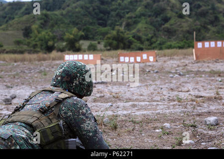 Eine philippinische Marine Sehenswürdigkeiten auf sein Ziel auf einer Strecke während Balikatan 16 im Crow Valley, Philippinen, 6. April 2016. Dieser Bereich war die erste von mehreren Bereiche, auf die die US-amerikanischen und philippinischen Marines zusammen durchgeführt. Durch die dauerhafte Partnerschaft, den USA und den Philippinen sind posierten, schnell als Reaktion auf die reale Welt Krisen über die militärische Spektrum von Naturkatastrophen, Konflikten in der Indo-Asia-pazifischen Region bereitstellen. (U.S. Marine Corps Foto von Cpl. Ashton Buckingham/Freigegeben) Stockfoto