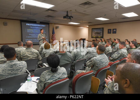 Us Air Force Oberstleutnant Teresa Roberts, Beruf von Waffen Kompetenzzentrum Director of Operations, lehrt Flieger vom Georgia Air National Guard über Führung und Professionalität während einer betrieblichen Ausbildung Versammlung bei Robins Air Force Base, Ga, 10. April 2016. Die Lehre ist rund um Vertrauen, Loyalität und Engagement. Das sind die drei Faktoren, die eine Verbindung der Luftwaffe Grundwerte in unserer Mission. (Us Air National Guard Foto von Senior Master Sgt. Roger Parsons) Stockfoto