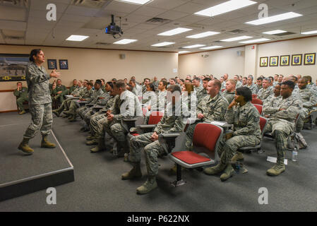 Us Air Force Oberstleutnant Teresa Roberts, Beruf von Waffen Kompetenzzentrum Director of Operations, lehrt Flieger vom Georgia Air National Guard über Führung und Professionalität während einer betrieblichen Ausbildung Versammlung bei Robins Air Force Base, Ga, 10. April 2016. Die Lehre ist rund um Vertrauen, Loyalität und Engagement. Das sind die drei Faktoren, die eine Verbindung der Luftwaffe Grundwerte in unserer Mission. (Us Air National Guard Foto von Senior Master Sgt. Roger Parsons) Stockfoto