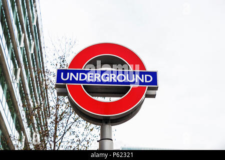 London, England, UK - 31. Dezember 2017: Typische U-Bahnstation Schild mit dem Wort U-Bahn in London, England, Vereinigtes Königreich Stockfoto