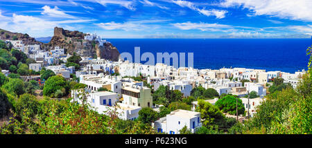 Traditionelle Häuser, das Meer und die alte Burg, Nisyros Island, Griechenland. Stockfoto