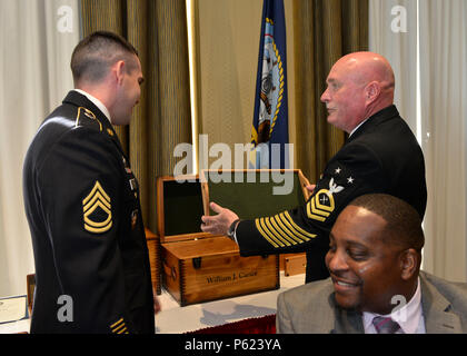 NORFOLK, Virginia (Apr. 8, 2016) --Master Chief's Schiff Kommandant Kenneth Carter, zugeordnet zu den Pre-Commissioning Unit Gerald R. Ford (CVN 78) präsentiert seinen Sohn, Armee Sgt. 1. Klasse Billy Carter, mit einer Schatulle während seiner Rente mit Vista Point Konferenzzentrum an der Naval Station Norfolk. Der Master Chief Carter zog sich nach 30 Jahren im Dienst der Marine, ursprünglich Berichterstattung zur Weiterbildung Befehl rekrutieren in Orlando, Florida, 1986. (U.S. Marine Foto von Mass Communication Specialist Seaman Apprentice Gitte Schirrmacher/Freigegeben) Stockfoto