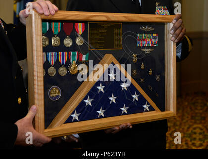 NORFOLK, Virginia (Apr. 8, 2016) --Master Chief's Schiff Kommandant Kenneth Carter, zugeordnet zu den Pre-Commissioning Unit Gerald R. Ford (CVN 78) ist mit einem traditionellen Shadowbox während seiner Rente mit Vista Point Konferenzzentrum an der Naval Station Norfolk vorgestellt. Carter zog sich nach 30 Jahren im Dienst der Marine, ursprünglich Berichterstattung zur Weiterbildung Befehl rekrutieren in Orlando, Florida, 1986. (U.S. Marine Foto von Mass Communication Specialist Seaman Apprentice Gitte Schirrmacher/Freigegeben) Stockfoto