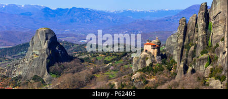 Beeindruckenden Meteora Kloster über Klippen, Kalambaka, Griechenland. Stockfoto