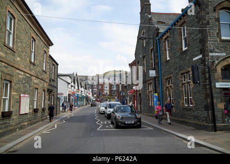 Busy Bank Holiday Verkehr auf der Hauptstraße und Bank Street Junction in Keswick, Lake District, Cumbria England Großbritannien führenden Stockfoto