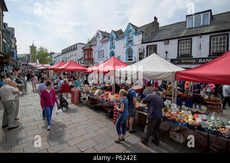 Keswick Markt auf der Main Street Lake District, Cumbria England Großbritannien Stockfoto