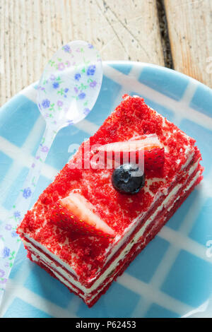 Red Velvet Cake mit Sahne, Erdbeeren und Heidelbeeren Stockfoto