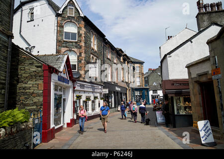 Die Fußgängerzone von Lake Road in Keswick Stadtzentrum Lake District, Cumbria England Großbritannien Stockfoto