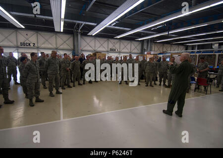 Us Air Force Generalmajor Scott Reis, Massachusetts National Guard Adjutant General, spricht während einer Theater Security Package Deployment in Leeuwarden, Niederlande, 12. April 2016 auf die UAD-2 Expeditionary Jagdgeschwader zu Flieger zugeordnet. Rund 350 Flieger von Barnes Air National Guard Base, Mass., Fresno Air National Guard Base, Calif. und Spangdahlem Air Base, Deutschland, wird für die Dauer von sechs Monaten bereitstellen Training neben der NATO Verbündeten Interoperabilität zu stärken und die US-amerikanische Engagement für die Sicherheit und Stabilität in Europa zu demonstrieren. (U.S. Air Force Foto von Sta Stockfoto