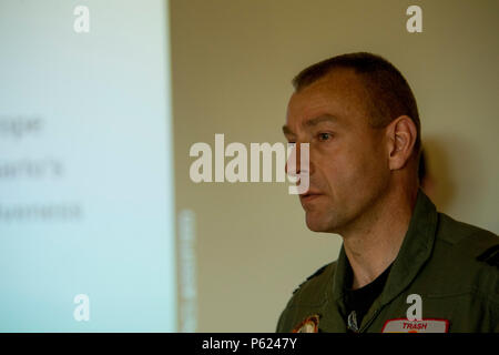 Royal Netherlands Air Force Colonel Denny Traas, Leeuwarden Air Base Commander, spricht für die Mitglieder der Presse während der kickoff Frisian Flag 2016 in Leeuwarden, Niederlande, 12. April 2016. Mehr als 70 Flugzeuge und Personal aus den Vereinigten Staaten, den Niederlanden, Belgien, Frankreich, Finnland, Polen, Norwegen, Großbritannien, Deutschland und Australien werden in Frisian Flag 2016 in Leeuwarden April 11-22, 2016 teilnehmen, mit mehr als 50 Ausführung Flugbetrieb jeden Tag. (U.S. Air Force Foto: Staff Sgt. Joe W. McFadden/Freigegeben) Stockfoto