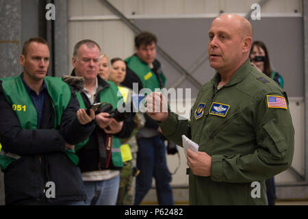 Us Air Force Generalmajor Eric Vollmecke, Air National Guard Mobilisierung Assistentin der US-Luftstreitkräfte in Europa - Luftstreitkräfte Afrika Commander, Mitte rechts, spricht mit Vertretern der Presse während eines Theater Security Package Deployment in Leeuwarden, Niederlande, 12. April 2016. Die US Air Force und andere Dienste haben ihre Drehzahl Präsenz in Europa Verbündete und Partner Nationen über das Engagement der USA für die europäische Sicherheit und Stabilität zu überzeugen. (U.S. Air Force Foto: Staff Sgt. Joe W. McFadden/Freigegeben) Stockfoto