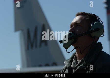 Us Air Force und Massachusetts Air National Guard Älterer Flieger Alex Nielsen, ein 104 Aircraft Maintenance Squadron Crew Chief und Easthampton, Massachusetts, native, spricht von einer uad-2 Expeditionary Fighter Squadron pilot innerhalb einer F-15C Eagle Kampfflugzeuge auf der Flightline während ein Theater Security Package Deployment in Leeuwarden, Niederlande, 11. April 2016. Der Squadron sechsmonatigen Einsatz zielt darauf ab, gemeinsame Verpflichtung der USA zu Frieden und besseren Vorbereitung Verbündeten und Partnern eine Reihe von möglichen Sicherheits- und humanitären Herausforderungen reagieren zu demonstrieren. (U.S. Air Force Foto b Stockfoto