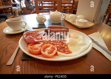 Englisches Frühstück in einem altmodischen cafe Teestube Keswick, Lake District, Cumbria England Großbritannien Stockfoto