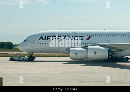 Paris, Frankreich, 16.Juni, 2018 der Flughafen Charles de Gaulle, Air France Airbus A380 die Vorbereitung für den Start, Abflug Stockfoto