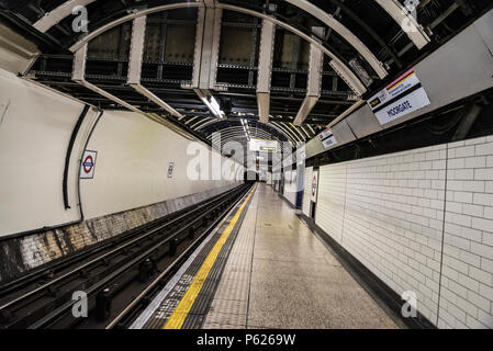 London, England, UK - 31. Dezember 2017: Leere U-Bahnstation Moorgate in London, England, Vereinigtes Königreich Stockfoto