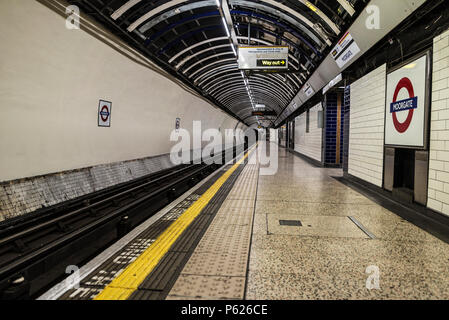 London, England, UK - 31. Dezember 2017: Leere U-Bahnstation Moorgate in London, England, Vereinigtes Königreich Stockfoto