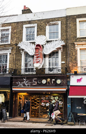 London, England, UK - 31. Dezember 2017: die Menschen zu Fuß die Boutiquen der Camden High Street in Camden Lock oder Camden Town in London, England, Stockfoto