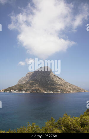 Die Insel Telendos, weiße Wolke und Schatten, von Kalymnos, Griechenland gesehen Stockfoto