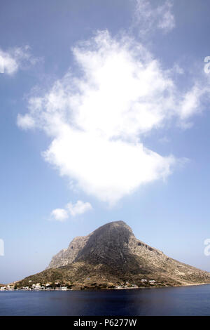Die Insel Telendos, weiße Wolke und Schatten, von Kalymnos, Griechenland gesehen Stockfoto