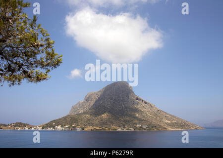Die Insel Telendos, weiße Wolke und Schatten, von Kalymnos, Griechenland gesehen Stockfoto