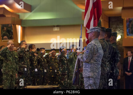 Eine gemeinsame amerikanischen und philippinischen Color Guard Post die Farben während der Abschlussveranstaltung der gemeinsamen Übung Balikatan 16, in Manila, Philippinen April 15, 2016 wo Verteidigungsminister Asche Carter anwesend war. Carter ist ein Besuch der Philippinen das Gleichgewicht in der asiatisch-pazifischen Region zu verfestigen. (Foto von Senior Master Sgt. Adrian Cadiz) (freigegeben) Stockfoto