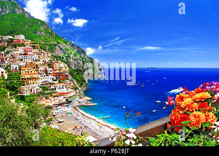 Wunderschöne Positano Dorf, mit traditionellen Häusern, azurblaues Meer und Berge, Kampanien, Italien. Stockfoto